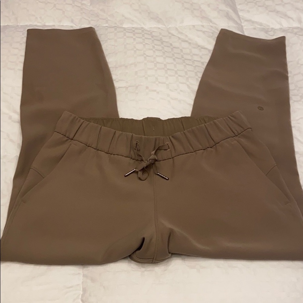 Lululemon On the Fly 7/8 Pants Size 8 in Dk Tan